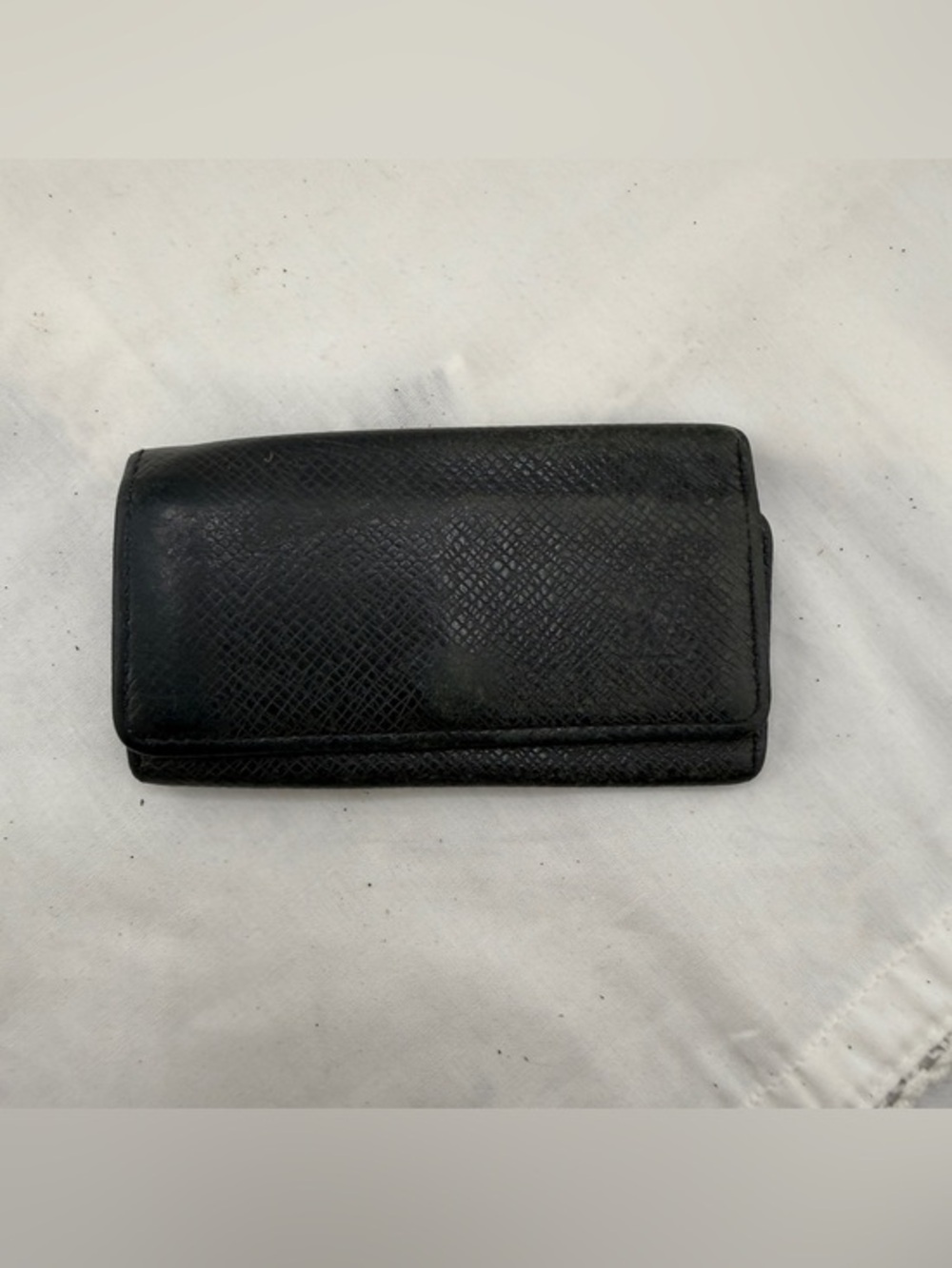 AUTHENTIC Louis Vuitton Epi leather 4 Ring Key Case. Color: Black